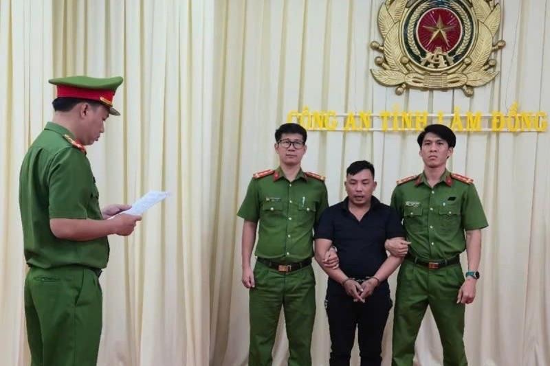 Công an tỉnh Lâm Đồng đọc lệnh bắt bị can Nguyễn Tấn Hùng.