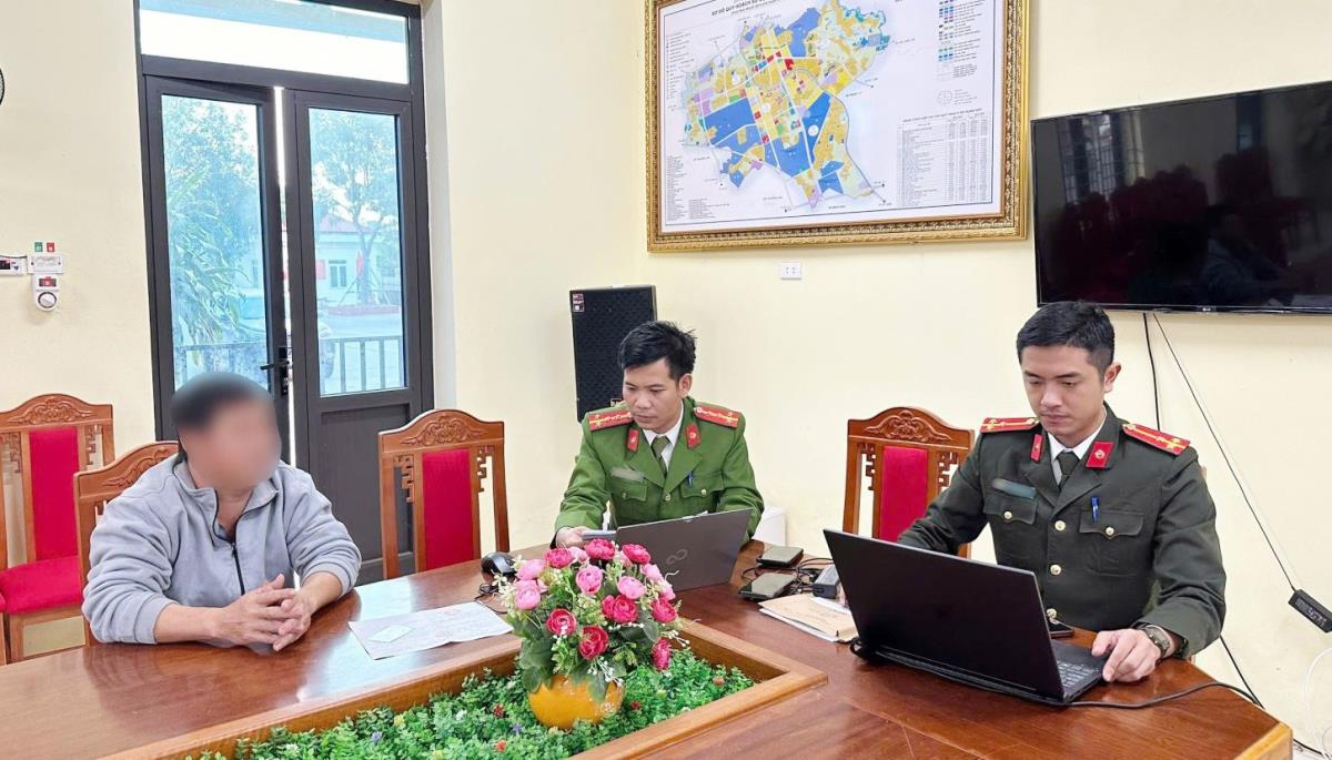 Cơ quan Công an làm việc với người vi phạm.