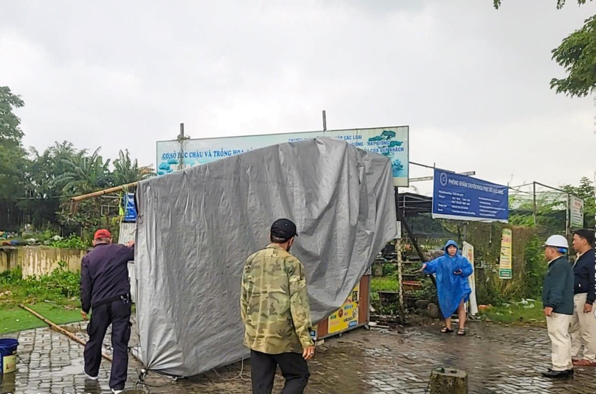 Lực lượng Quy tắc đô thị P. Hòa Xuân tháo dỡ hàng quán dọc tuyến đường Đinh Gia Trinh