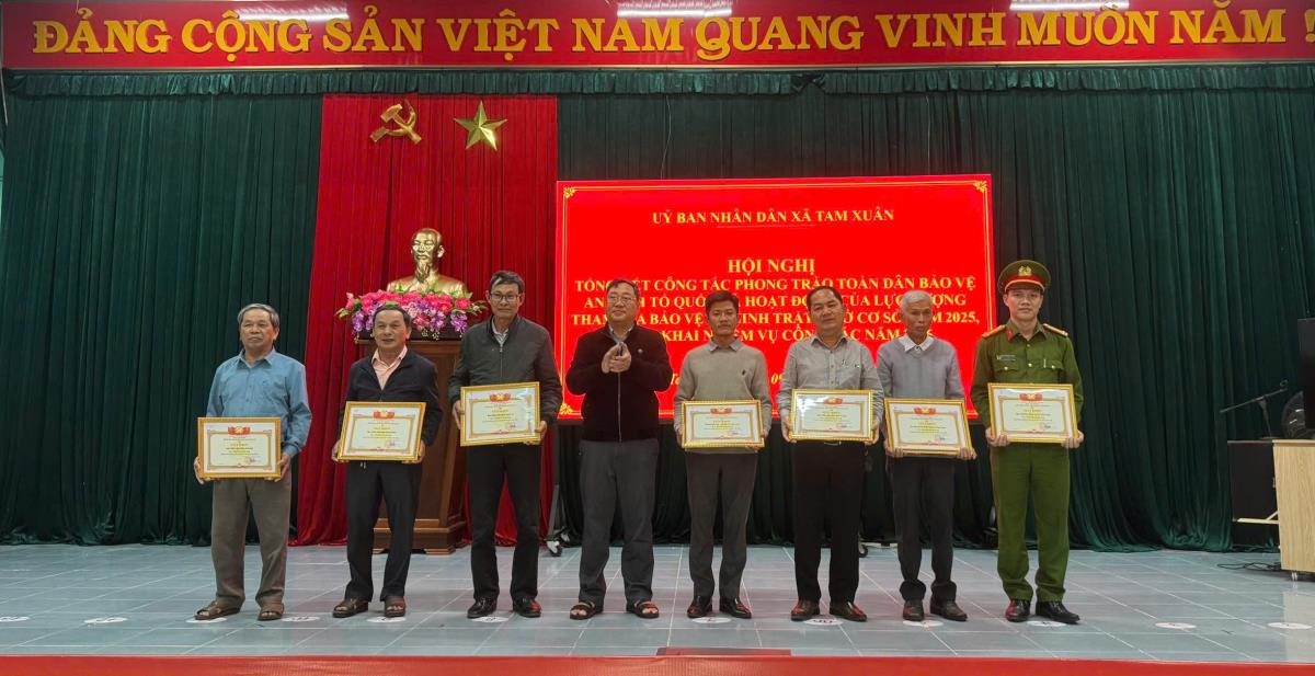 Các đơn vị, tổ chức ký kết thực hiện theo thông tư 124, đạt tiêu chuẩn “An toàn về ANTT” trong năm 2026. Ảnh: Ái Ly.