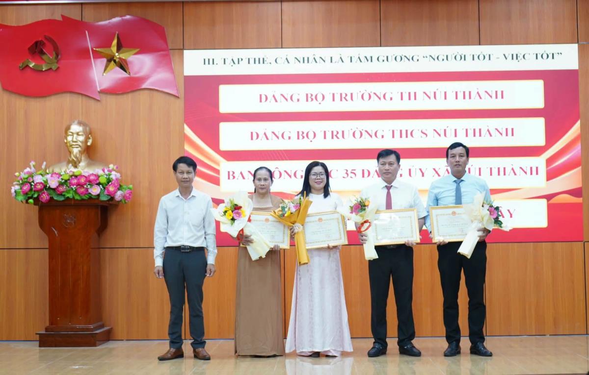 Trao tặng Giấy khen cho các tập thể xuất sắc.