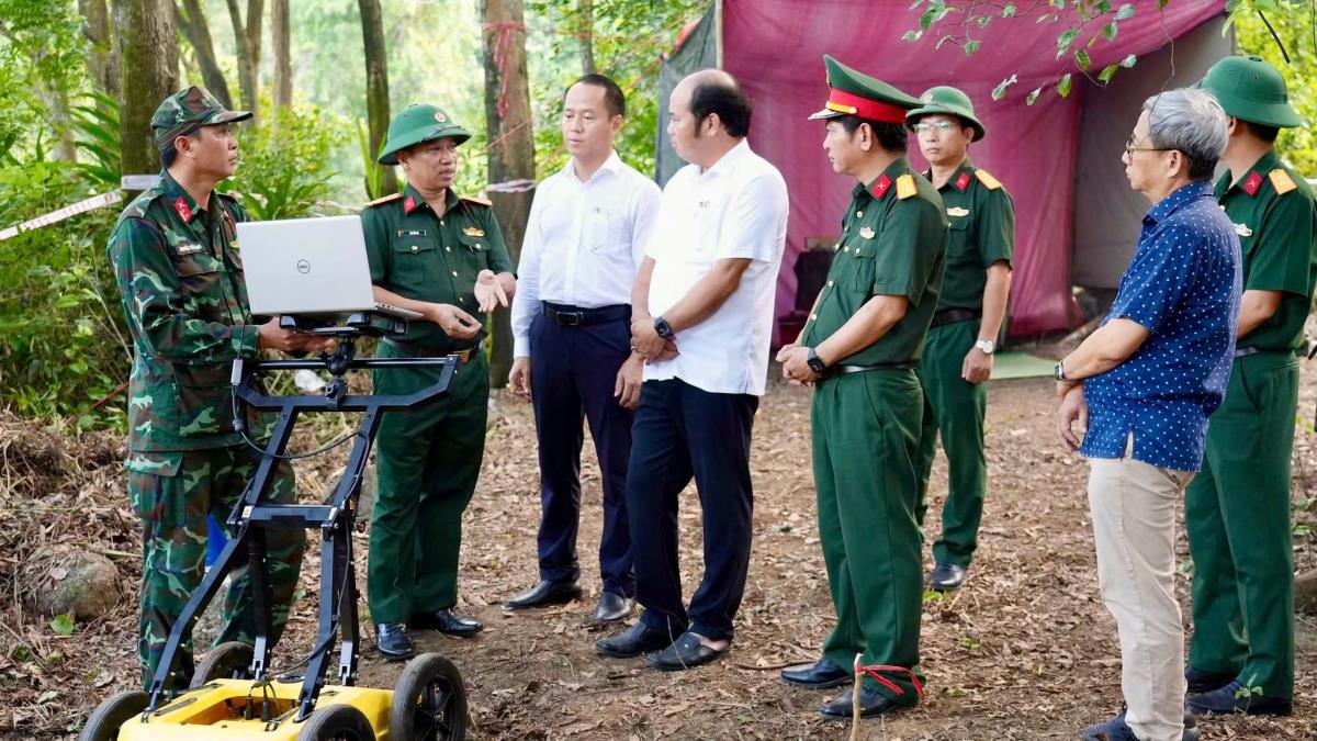 Khảo sát 2 vị trí nghi có hố chôn tập thể liệt sĩ ở Đèo Hải Vân