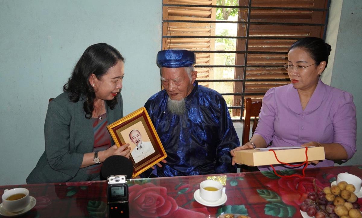 Phó Chủ tịch nước Võ Thị Ánh Xuân cùng lãnh đạo TP Đà Nẵng thăm, tặng quà cụ Vương Nghiên nhân Ngày Quốc tế Người cao tuổi.