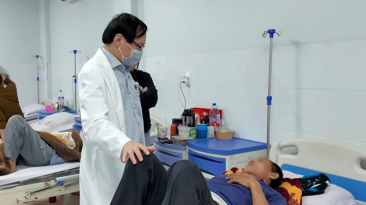 Quảng Ngãi kiểm tra điểm bán bánh mì nghi gây ngộ độc