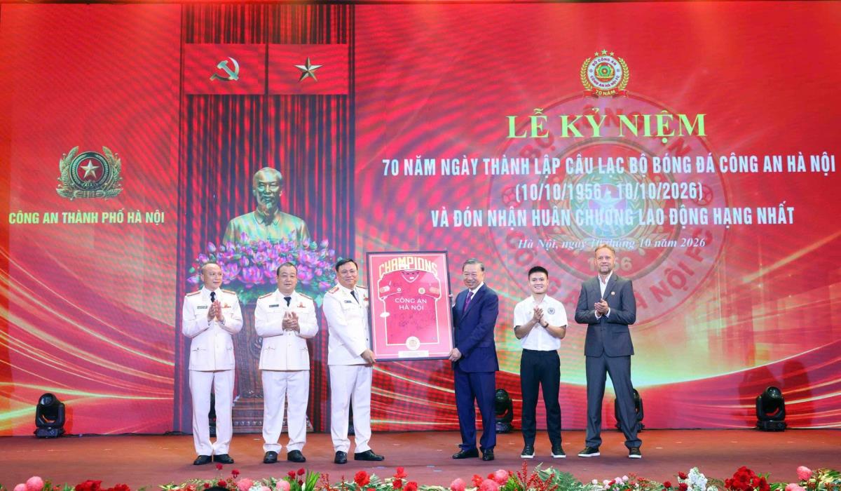 CLB Công an Hà Nội đón nhận Huân chương Lao động hạng Nhất