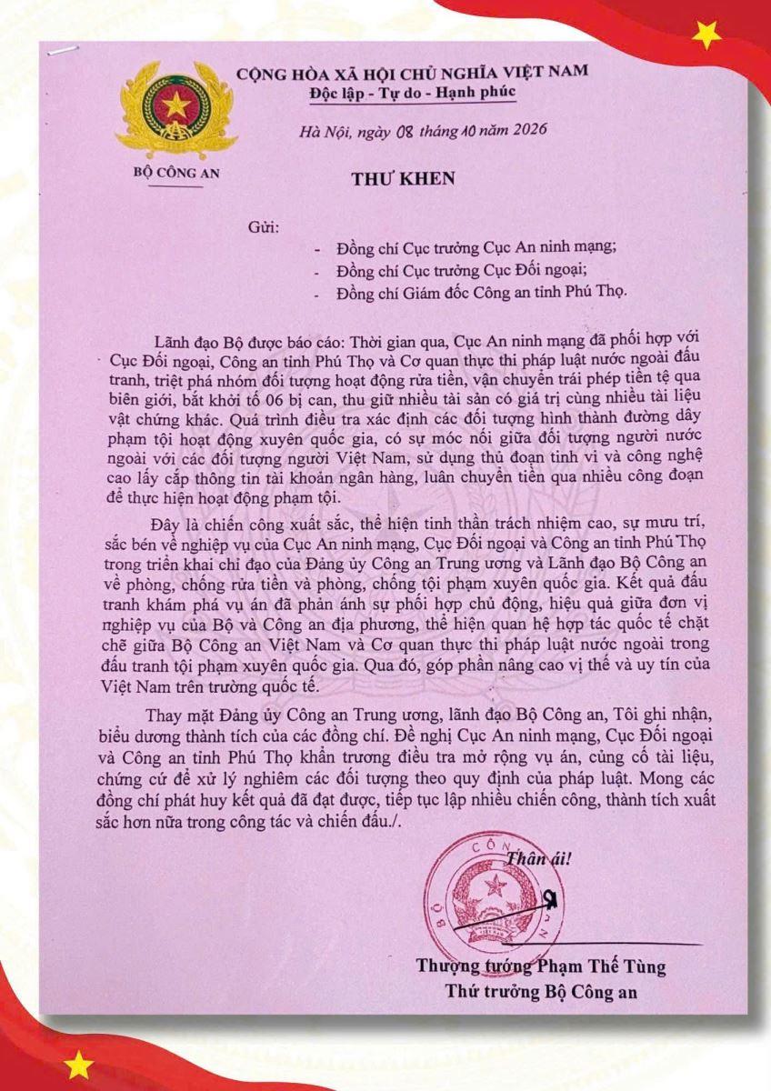 Từ trái qua, các đối tượng: Vũ Tùng Linh, Nguyễn Văn Nam, Lê Đức Hùng và tang vật thu giữ trong vụ án.