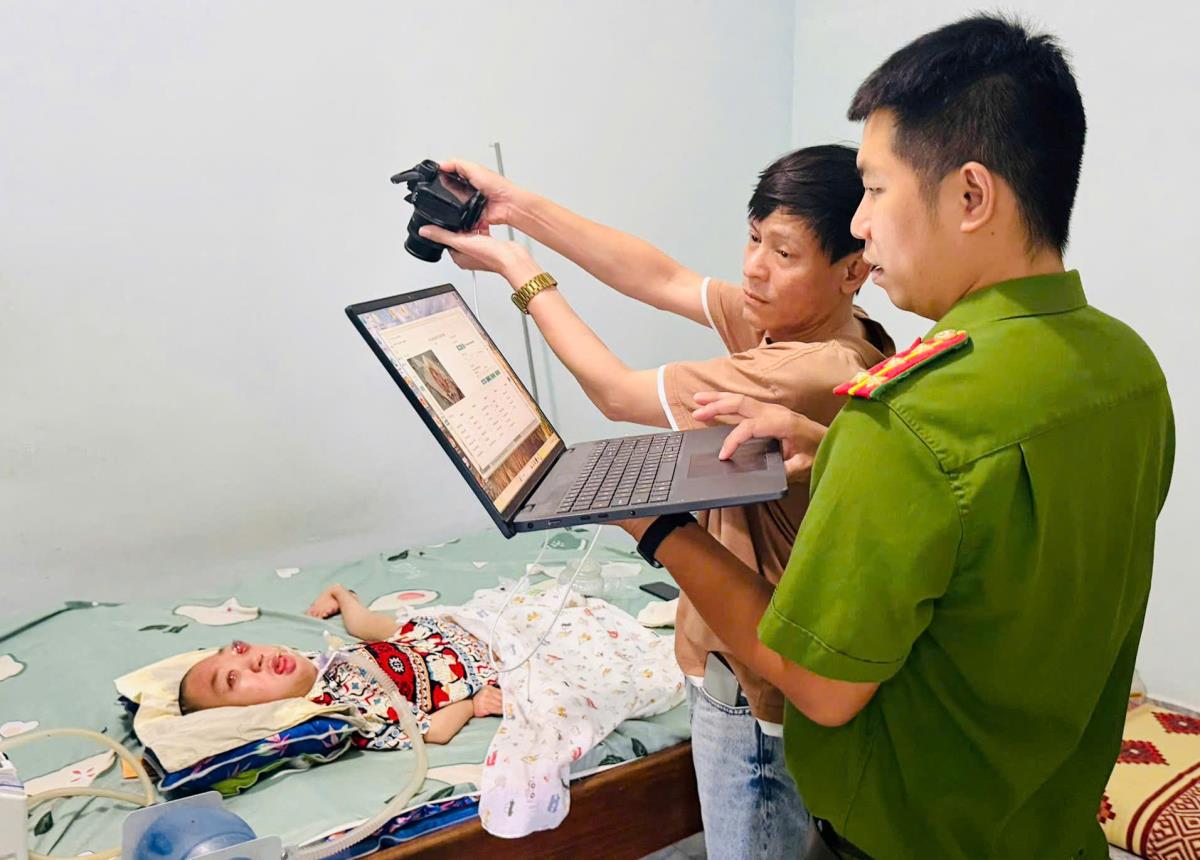 "Đi từng ngõ, gõ từng nhà" để giúp người dân có hoàn cảnh khó khăn, yếu thế làm thủ tục hành chính.