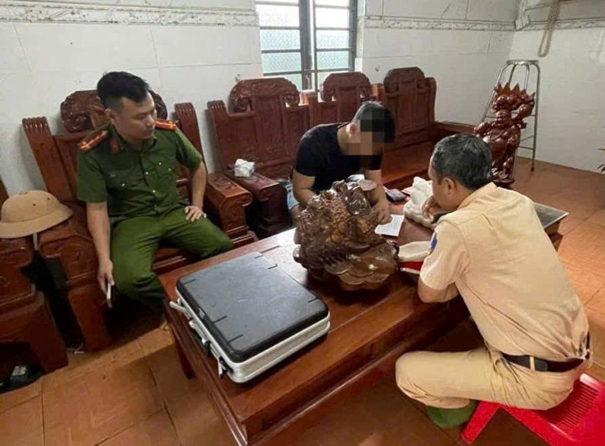 Cơ quan Công an làm việc với chủ xe ô-tô lắp đèn gây lóa.