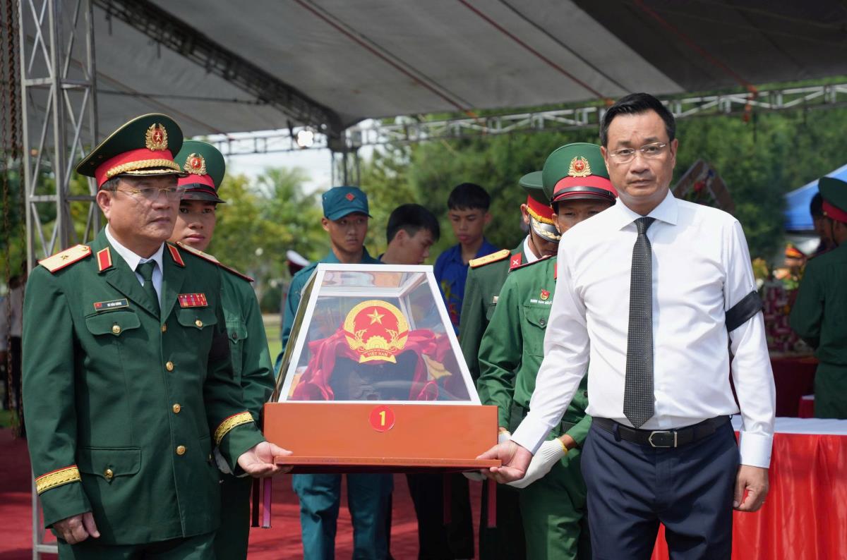 Truy điệu, an táng 14 hài cốt liệt sĩ tại Nghĩa trang liệt sĩ Hội An