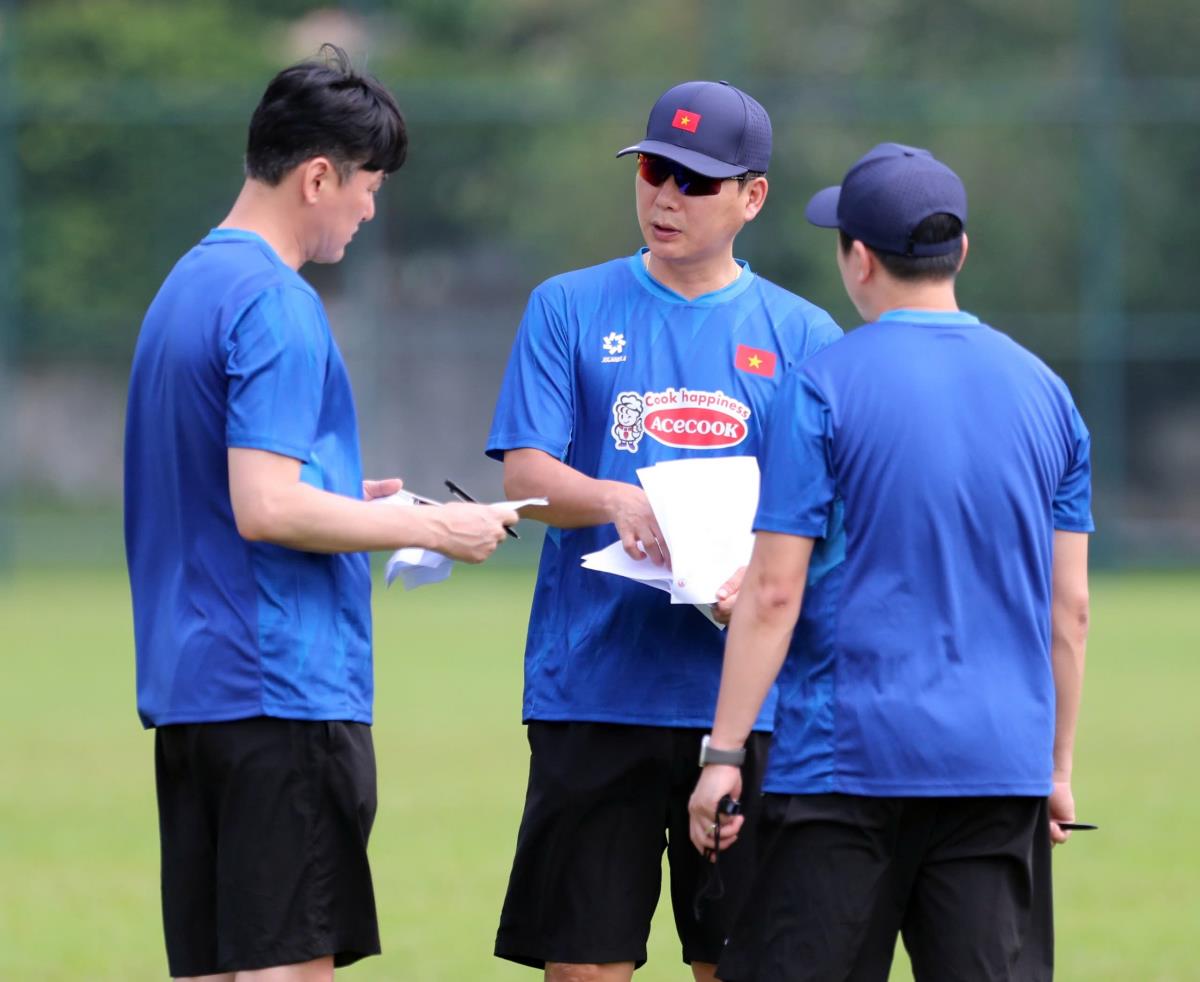 Nhiều khả năng đội tuyển Việt Nam có trợ lý mới người Hàn sau chuyến nghỉ phép của HLV Kim Sang-sik