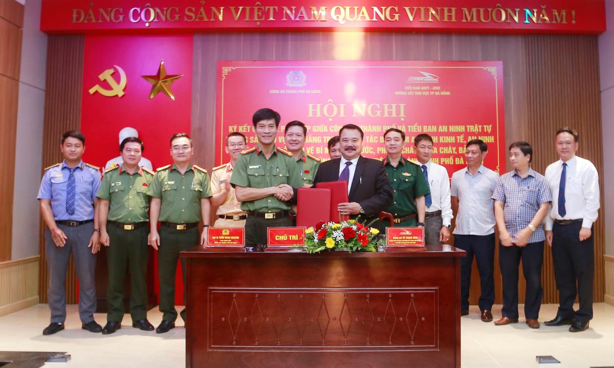 Lãnh đạo 2 đơn vị ký kết quy chế phối hợp trong giai đoạn mới.