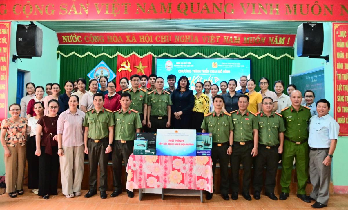 Phòng KTNV-NT trao tặng hơn 40 thiết bị công nghệ thông tin cho Trường TH Quế Sơn.