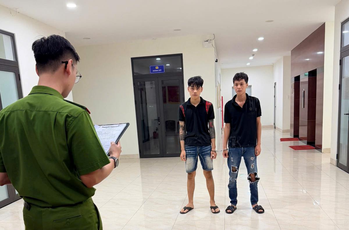 Bắt tạm giam 2 đối tượng dàn cảnh mua xe để cướp tài sản