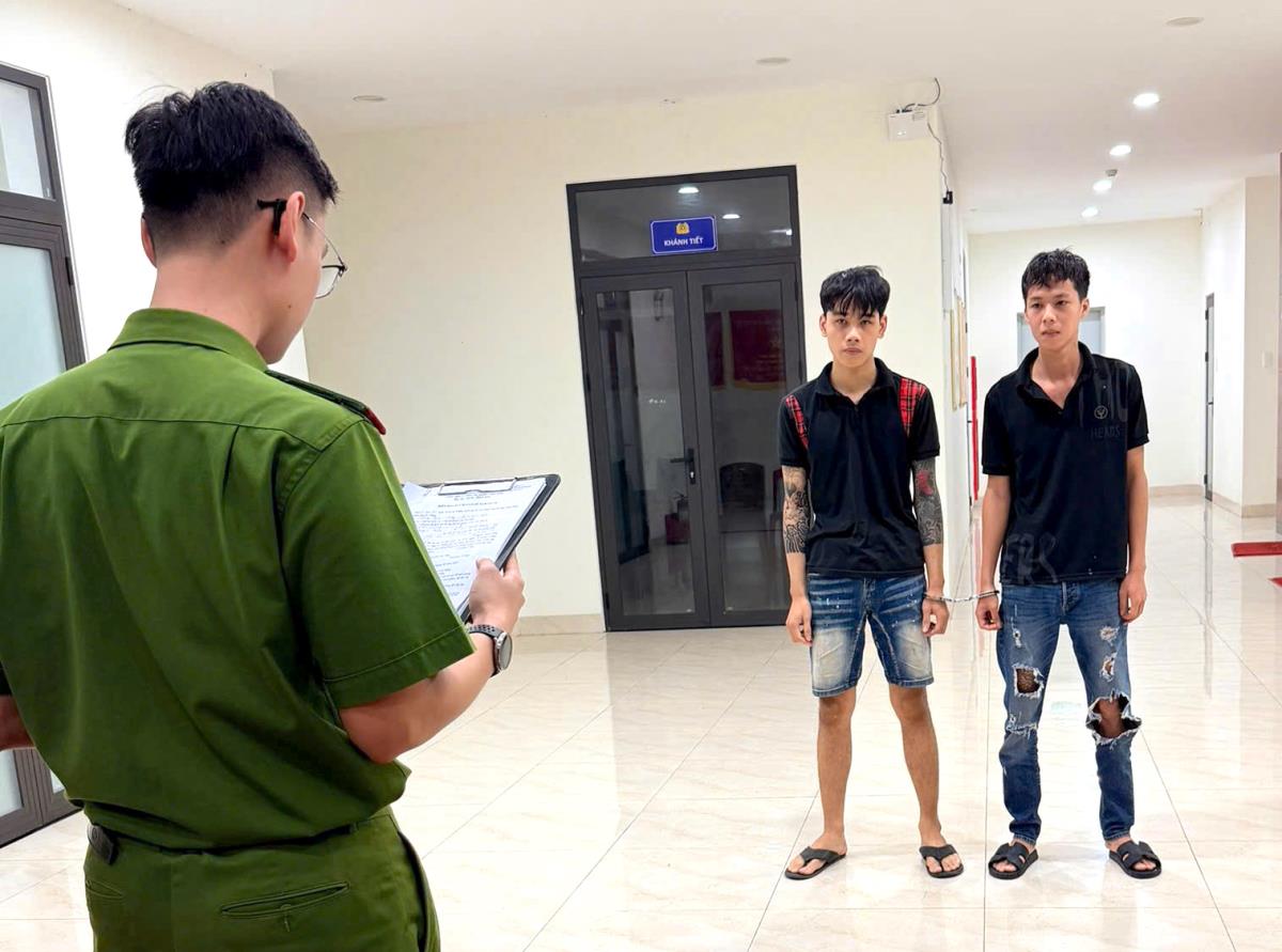 Đối tượng và tang vật vụ án.
