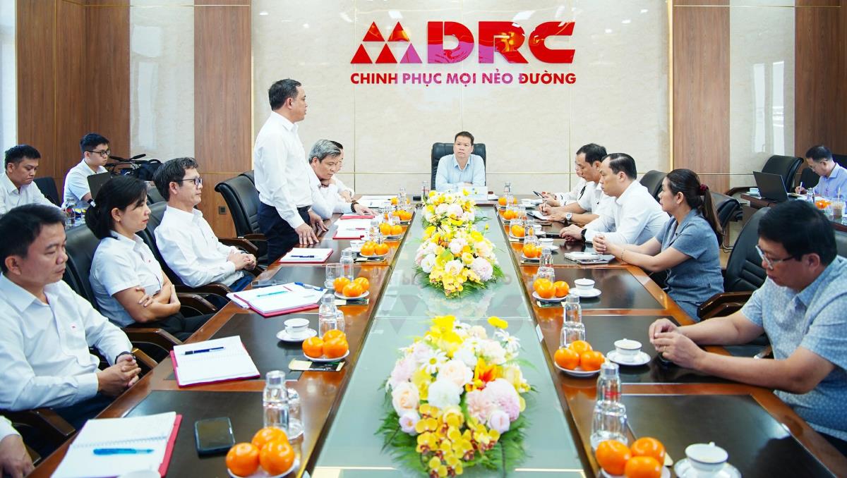 Chủ tịch UBND TP Nguyễn Mạnh Hùng tặng quà động viên CBCNV DRC.