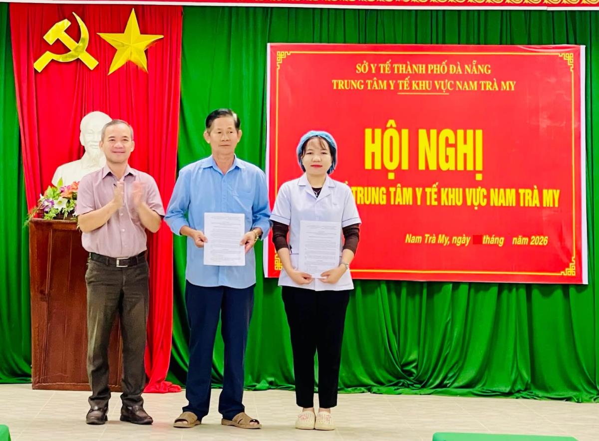 Trung tâm Y tế khu vực Nam Trà My biểu dương nữ hộ sinh Pơloong Thị Nhung và lái xe Trần Văn Bàng.