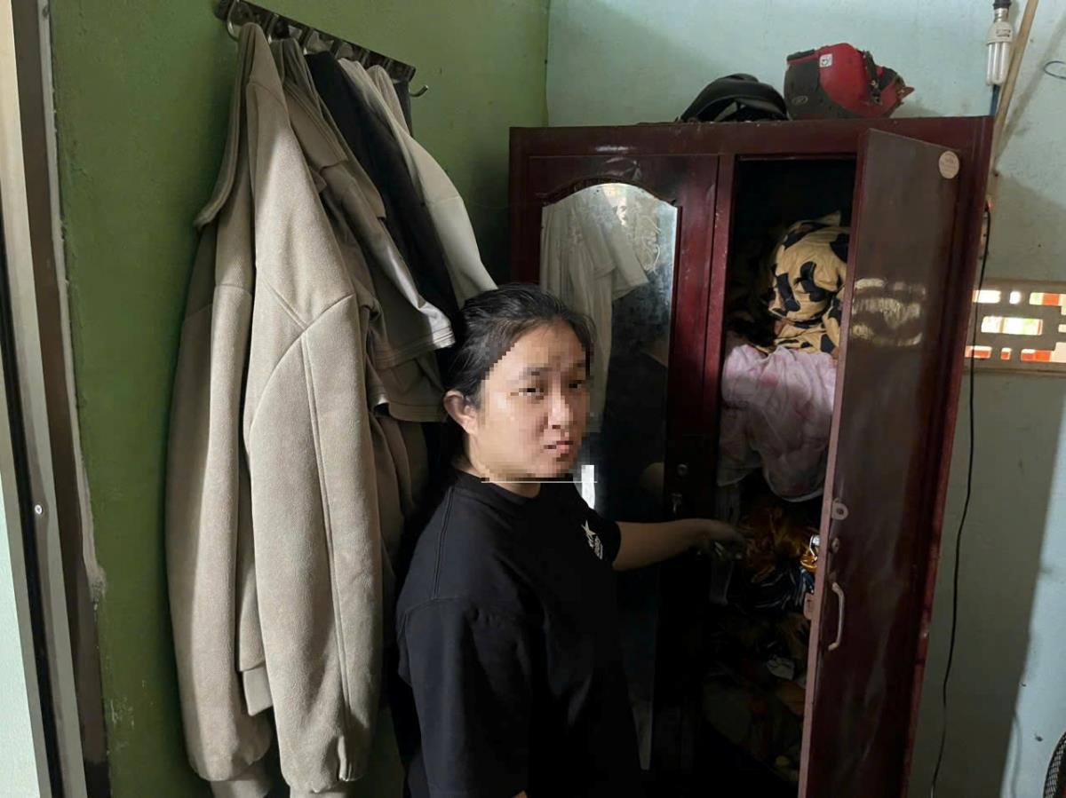 Đối tượng D. tại hiện trường vụ trộm vàng.