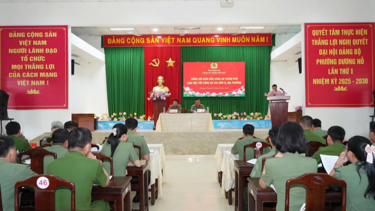 Đại tá Nguyễn Đình Dương phát biểu tại buổi làm việc.