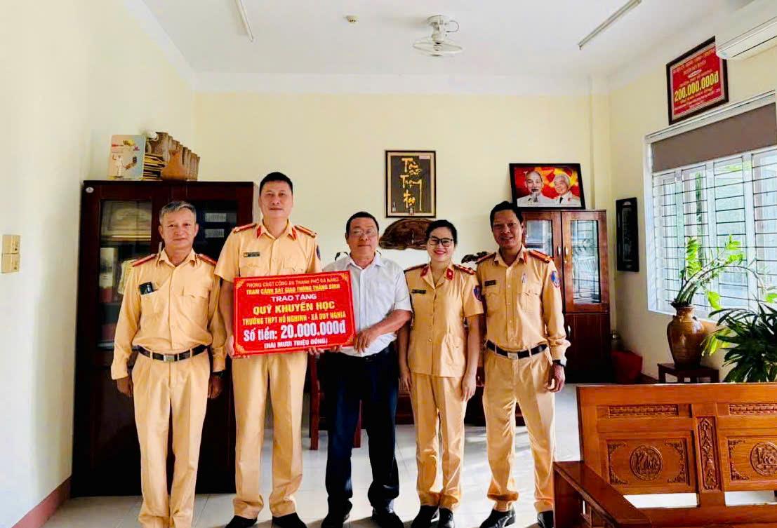 Trạm CSGT Thăng Bình trao Quỹ khuyến học Trường THPT Hồ Nghinh, xã Duy Nghĩa.