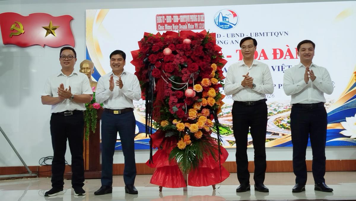 Chủ tịch UBND phường An Khê Ngô Ngọc Hậu phát biểu tại buổi gặp mặt.