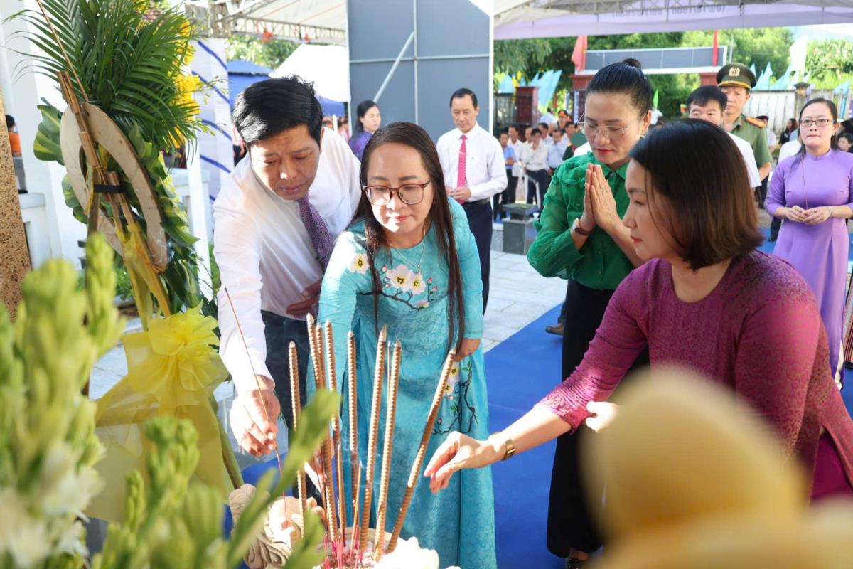 Các đại biểu dâng hoa dâng hương tưởng nhớ 180 nạn nhân trong vụ thảm sát Diên Niên - Phước Bình.