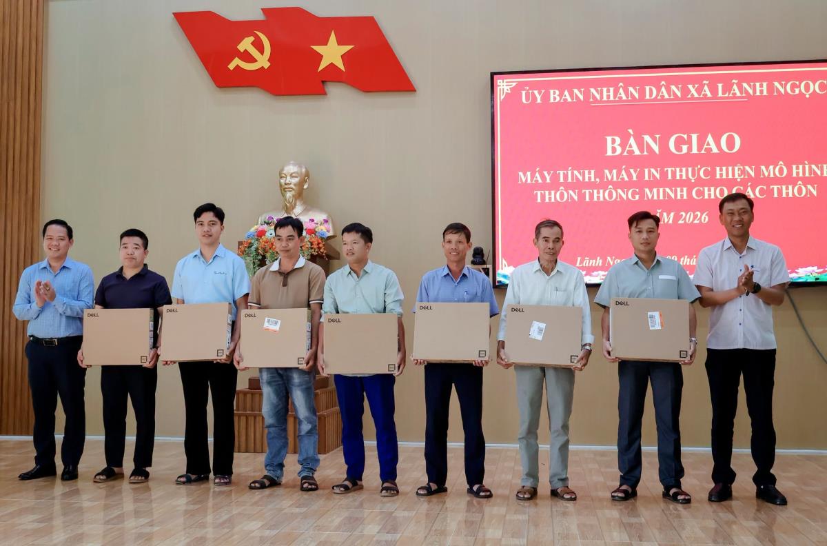 Lãnh đạo xã Lãnh Ngọc bàn giao máy tính cho đại diện 7 thôn.