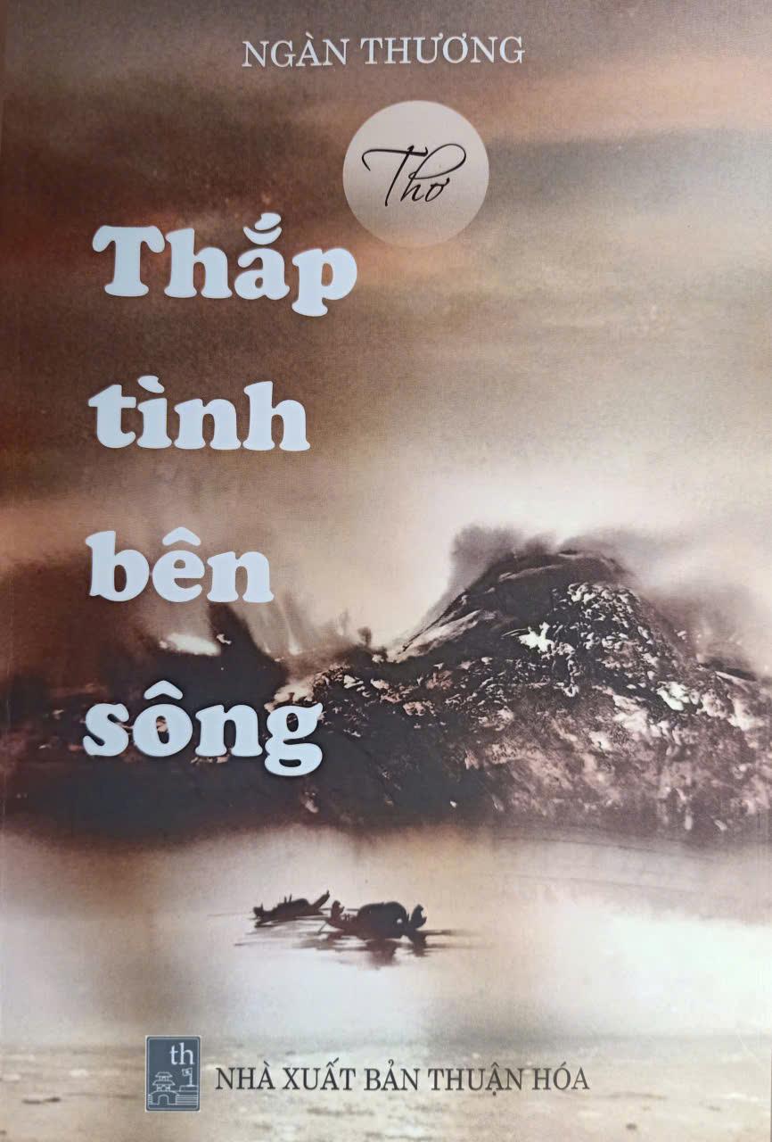 Tập thơ “Thắp tình bên sông” của nhà thơ Ngàn Thương.