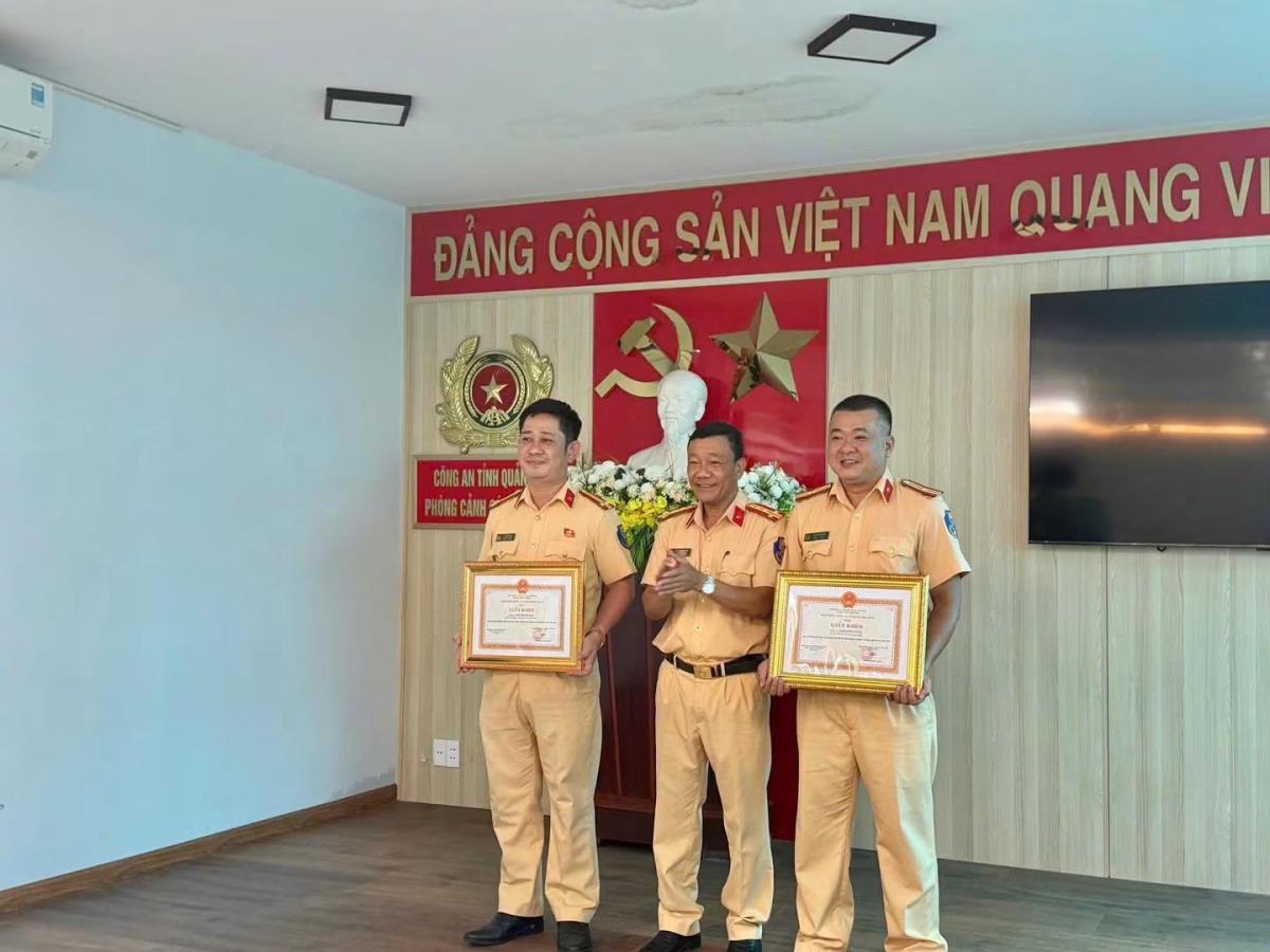 Trao Giấy khen cho 2 cán bộ Cảnh sát giao thông truy bắt đối tượng cướp giật