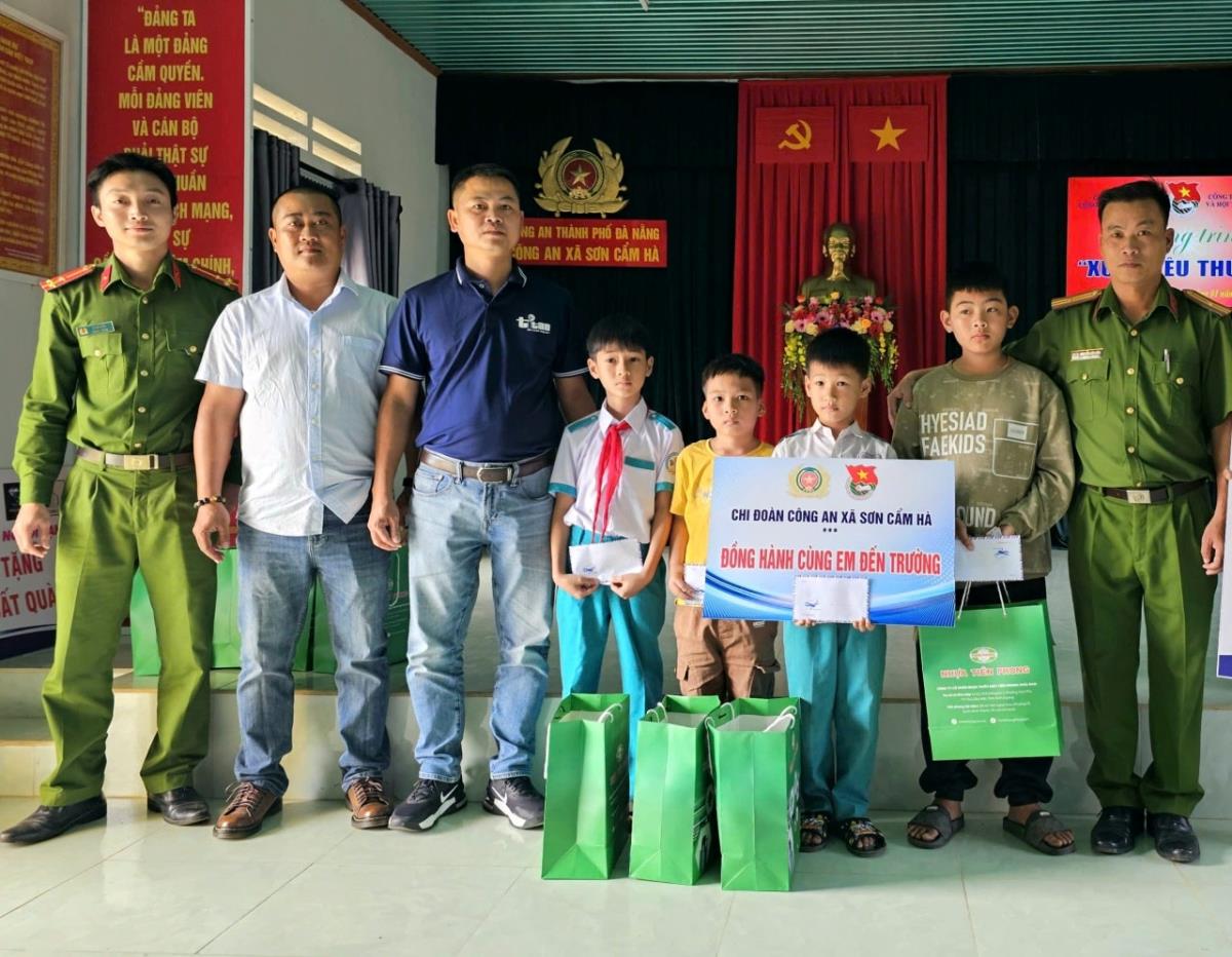 Chi Đoàn cơ sở Công an xã Sơn Cẩm Hà và chương trình “Đồng hành cùng em đến trường”.