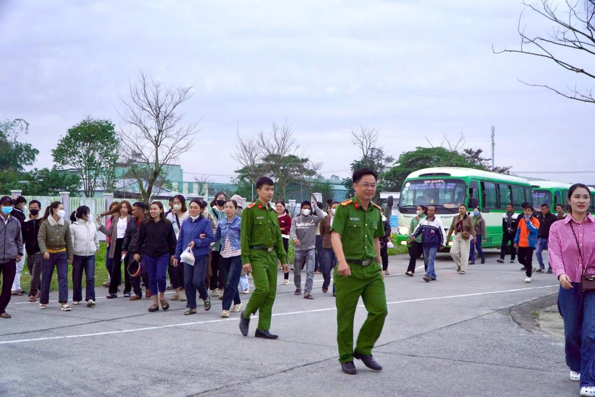 Công an xã Trà My bố trí phương tiện đưa đón các học viên.