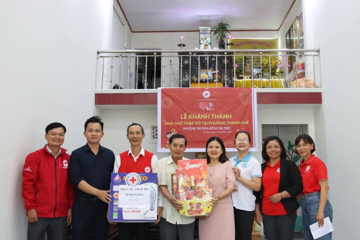 Bàn giao Nhà Đại đoàn kết cho chị Diệp Thị Quý Mến.