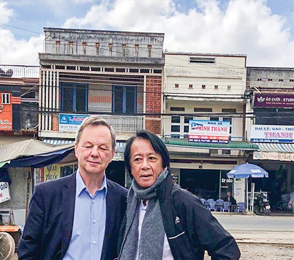 Nhạc sĩ Trịnh Công Sơn (đứng) và họa sĩ Đinh Cường.