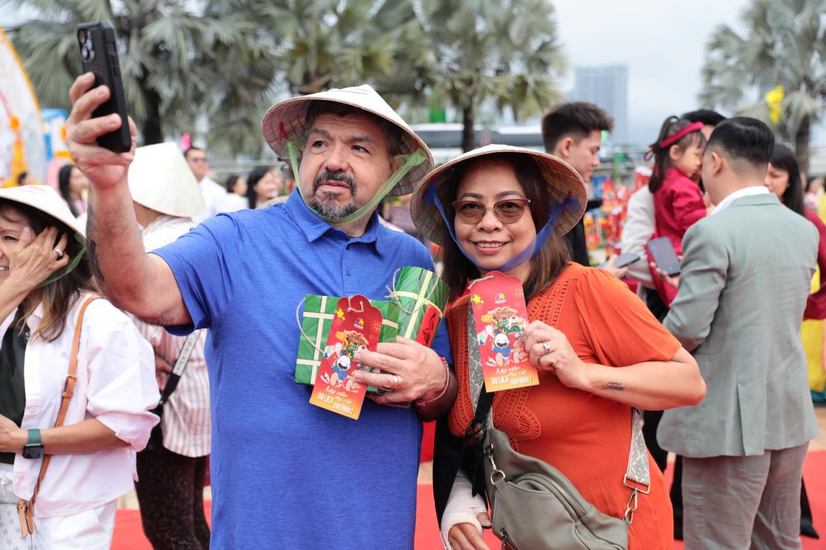 Đà Nẵng chào đón du khách quốc tế đầu tiên xông đất năm mới trong năm mới Bính Ngọ