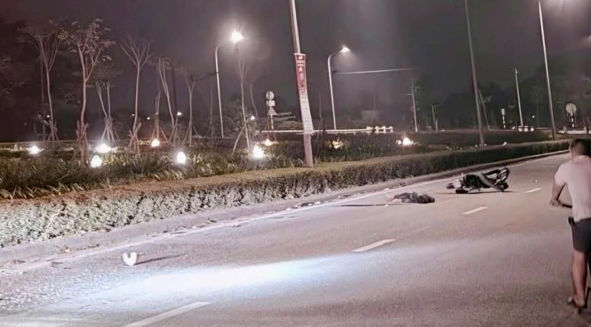 Lực lượng CSGT khám nghiệm hiện trường vụ tai nạn.