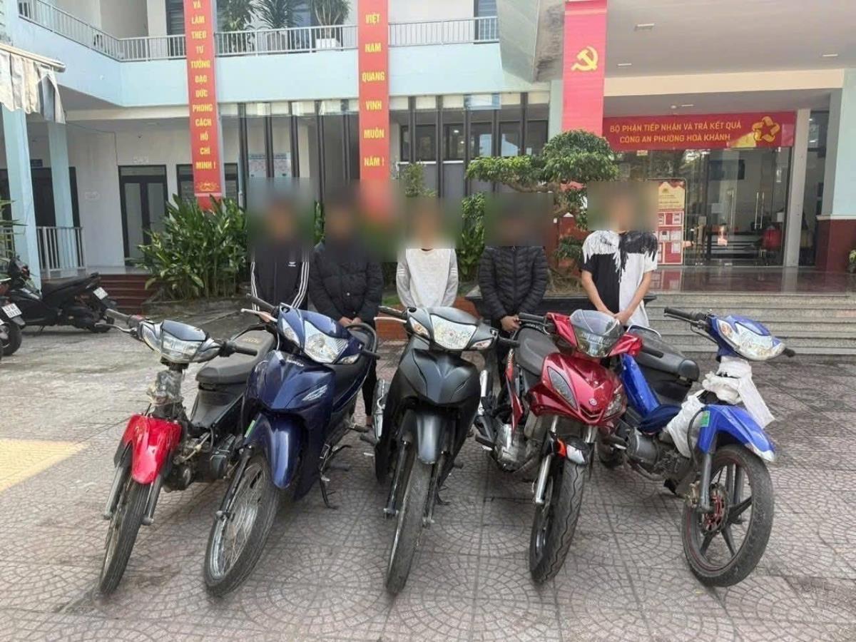 Các đối tượng cùng tang vật.