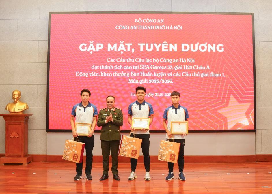 Đình Bắc, Lý Đức và Minh Phúc nhận thưởng từ Bộ Công an và Công an TP Hà Nội.