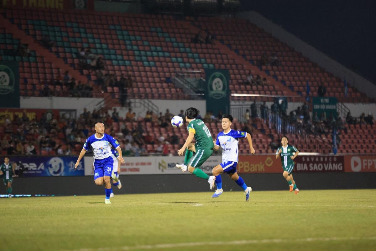 Công Phượng đón bóng chuẩn xác, sau đó dứt điểm khiến hậu vệ Khánh Hòa phản lưới nhà.
