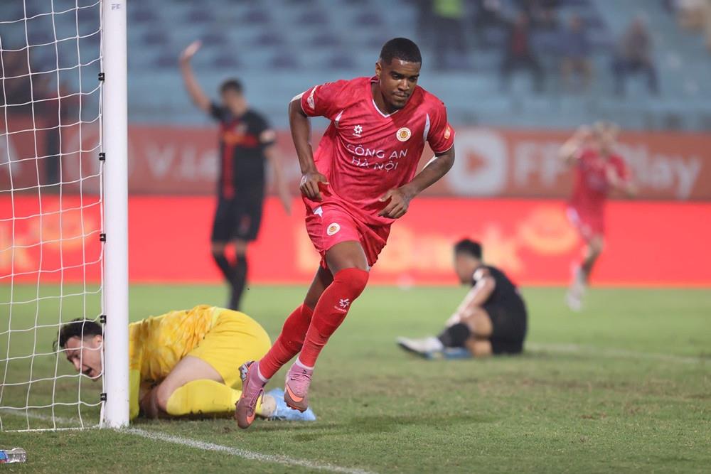 Alan khiến Ninh Bình FC hết bất bại.