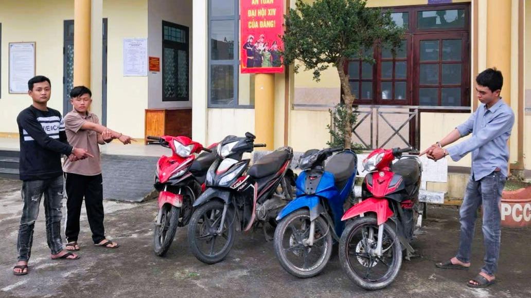 N.V.S, P T L và L.V.H cùng 4 xe máy vừa trộm của người dân.