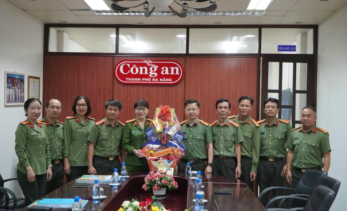 Đại tá Võ Thị Trinh và Đại tá Nguyễn Thành Long tặng quà động viên tập thể lãnh đạo, cán bộ, chiến sĩ Ban chuyên đề Công an TP Đà Nẵng.