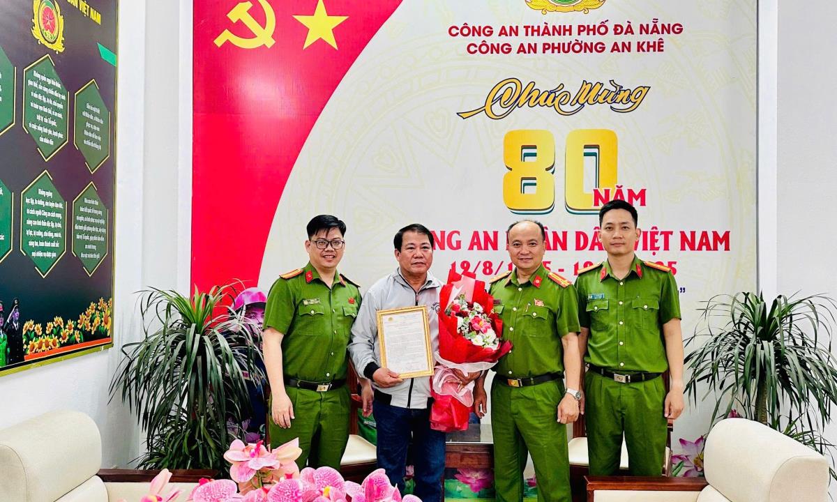 Thiếu tá Hoàng Sâm (ảnh trái) cùng Thiếu tá Thanh Quy xử lý thông tin trên Fanpage Công an phường An Khê.