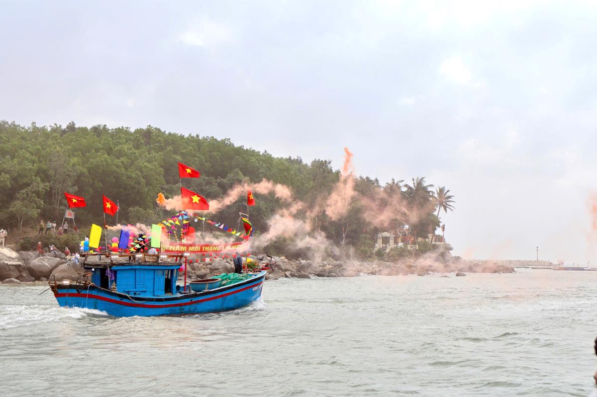 Lễ ra quân đánh bắt hải sản đầu năm xã Tịnh Khê.