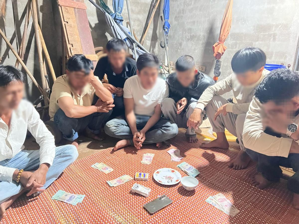 7 “bác thằng bần” bị bắt quả tang tại hiện trường.