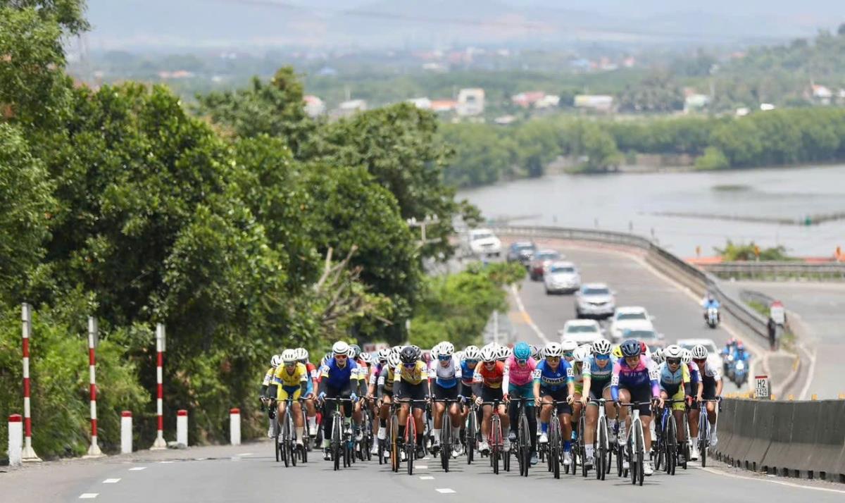 Tổng lộ trình hơn 1.300km, băng qua nhiều cung đường đèo dốc đặc trưng của Việt Nam.