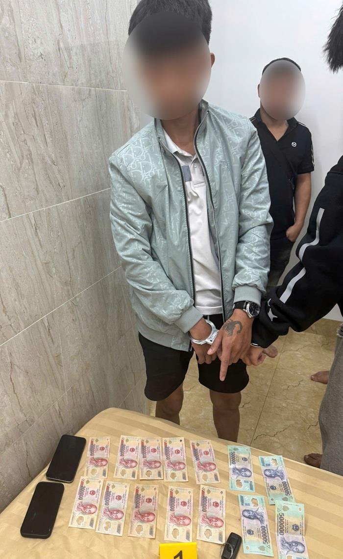 Đối tượng P.Đ.T cùng tang vật.