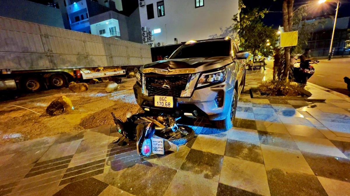 Xe ô-tô do Huy điều khiển đã va chạm, kéo lê xe máy khoảng 1km.