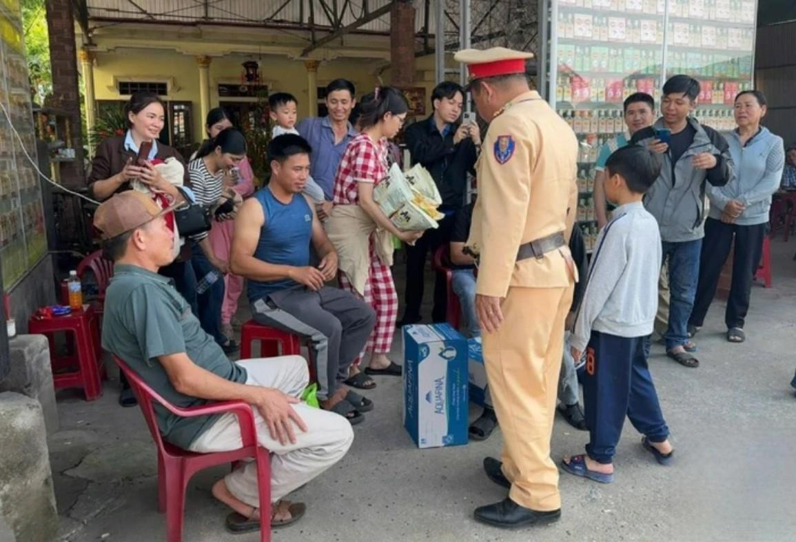 Lực lượng CSGT Phú Lộc tặng nước uống, bánh ngọt cho hành khách gặp sự cố giữa đường.