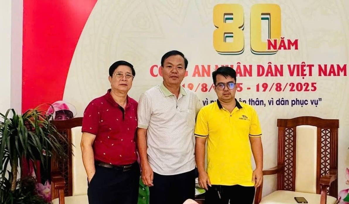 Anh Hậu (bìa phải) trao trả tài sản cho anh Đông.