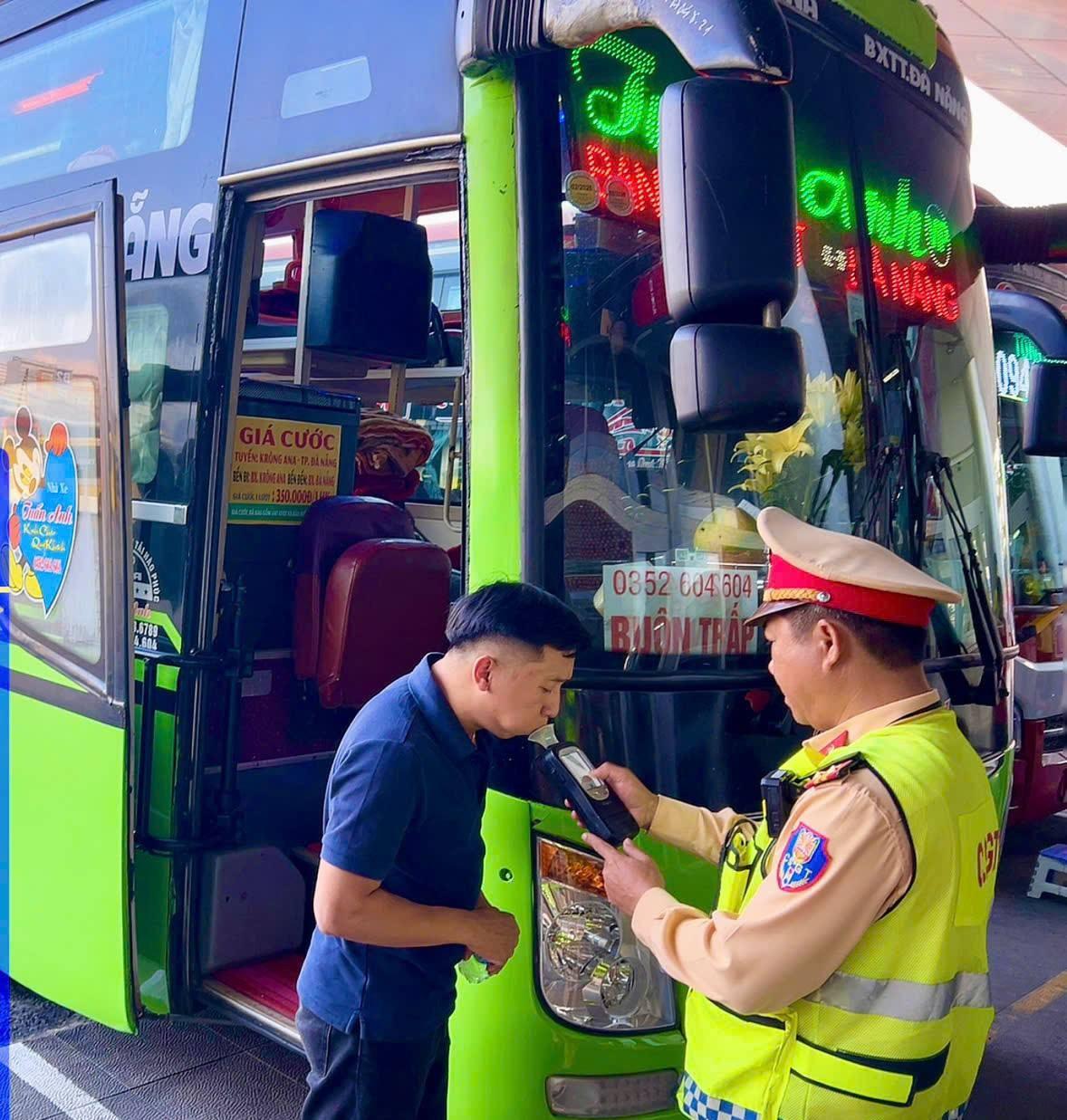 Lực lượng Cảnh sát giao thông kiểm tra nồng độ cồn người điều khiển phương tiện đường bộ, đường thủy.