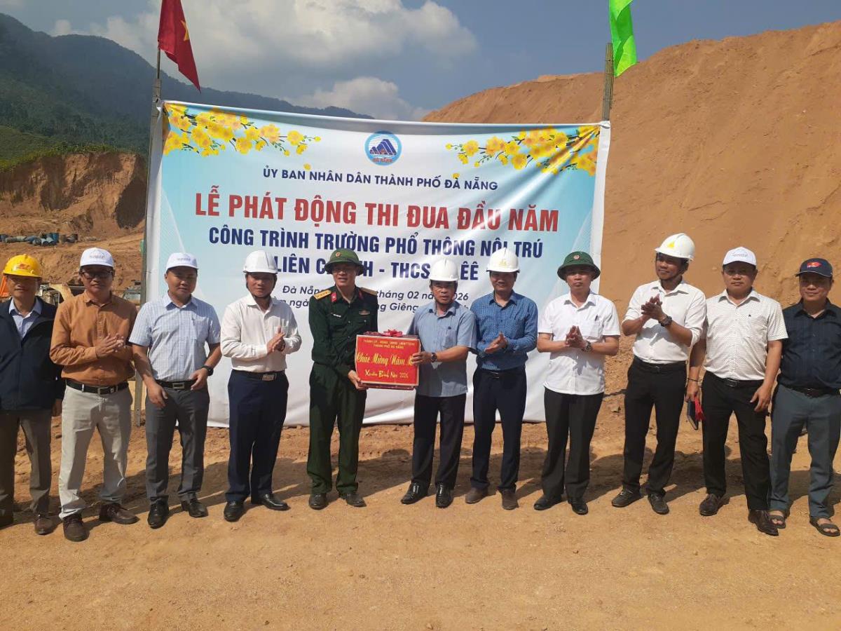 Phó Chủ tịch UBND thành phố Trần Anh Tuấn tặng quà động viên các nhà thầu thi công.